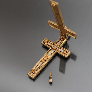 NUN&#39;S  WORK. Vintage Relic Reliquiary Locket Crucifix Cross Pendant.
