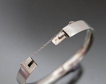 ビクトリア朝のモットーバングル。エナメルヒンジブレスレット