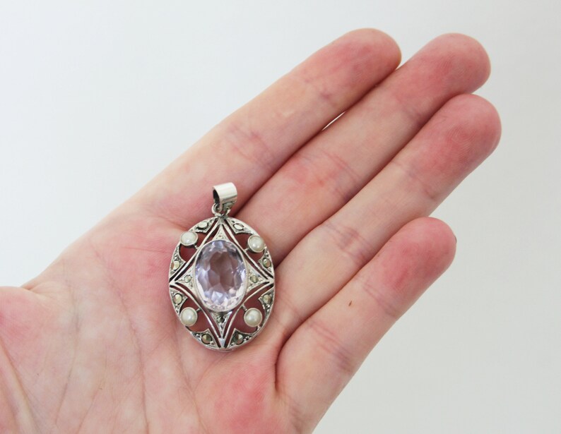 Ciondolo Art Déco in argento 835 con ametista. Collana vintage di marcasite e perle immagine 7