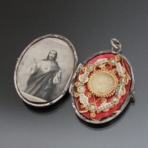 NUN&#39;S  WORK. Vintage Relic Reliquiary Locket  Pendant.