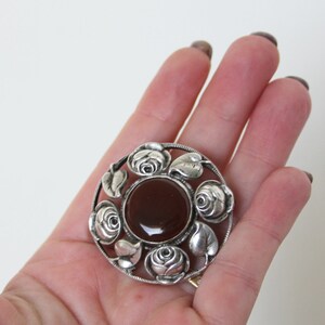 Antik blommig jugendstil karneol agatbrosch. Silver 800. Arts And Crafts-smycken bild 7