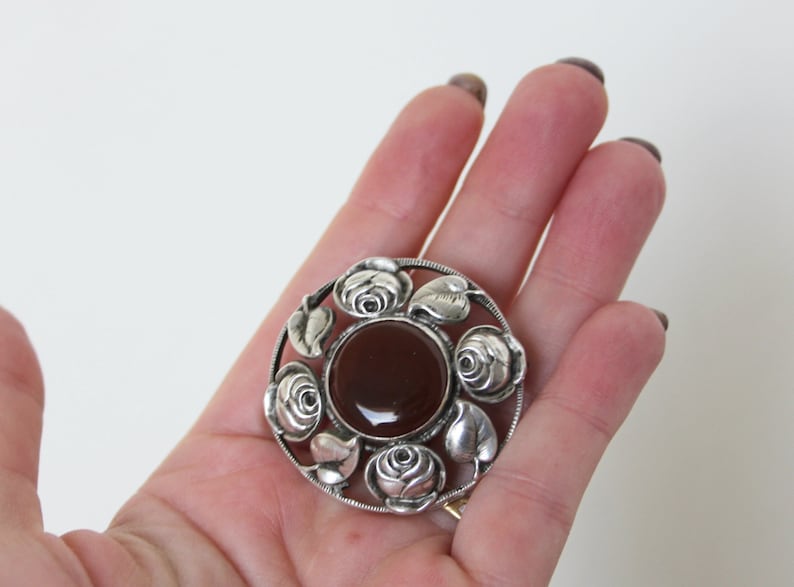 Antik blommig jugendstil karneol agatbrosch. Silver 800. Arts And Crafts-smycken bild 7