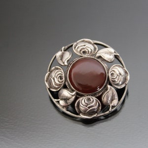 Antik blommig jugendstil karneol agatbrosch. Silver 800. Arts And Crafts-smycken bild 1