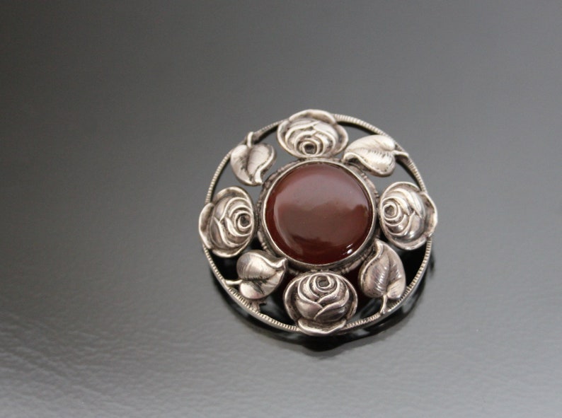 Antik blommig jugendstil karneol agatbrosch. Silver 800. Arts And Crafts-smycken bild 1