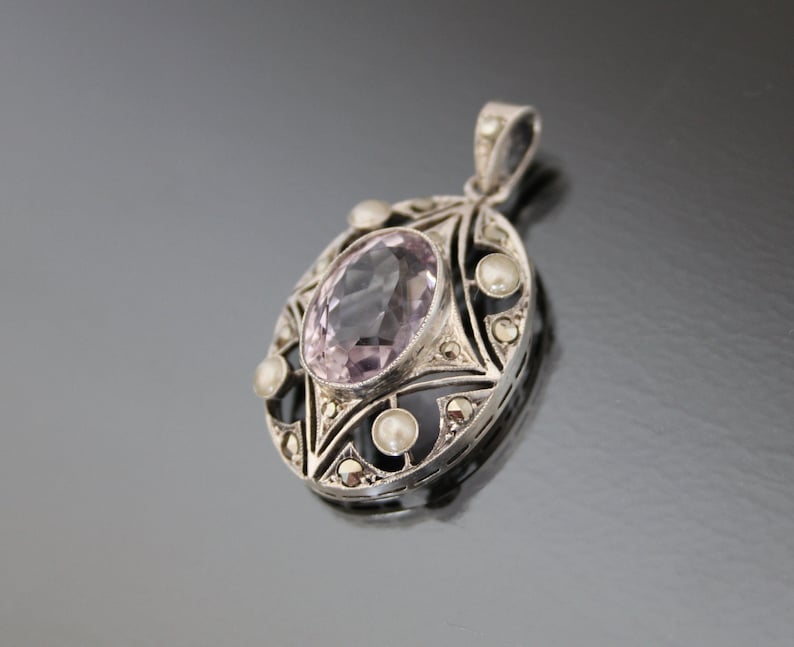 Ciondolo Art Déco in argento 835 con ametista. Collana vintage di marcasite e perle immagine 2
