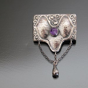 Spilla martellata JUGENDSTIL. Ametista, argento 800. Arti e mestieri