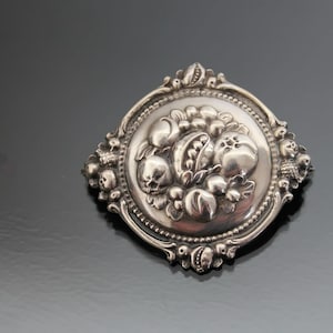 Spilla Jugendstil GUSTAV HAUBER Argento 800 Repousse Natura Morta Frutta Spilla Art Nouveau. Arti e mestieri artigianali.