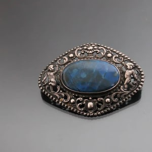 Spilla Jugendstil GUSTAV HAUBER Argento 800 Repousse Art Nouveau Crisocolla. Arti e mestieri artigianali rinascimentali.
