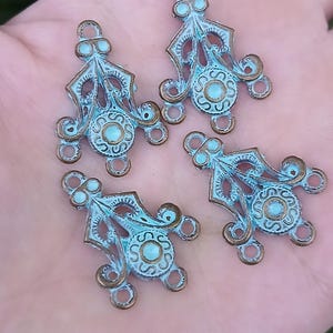 4 pièces - Pendentifs lustre vert de gris 28 x 20 x 2 mm - Patine - Bleu vert sur bronze - Breloques - Accessoires bijoux - Fournitures créatives