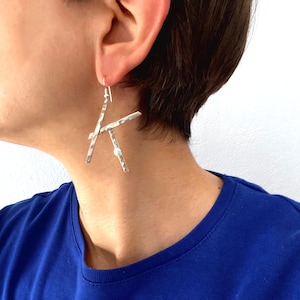Pendientes grandes de perla con cualquier letra mayúscula, pendientes extragrandes con inicial de gancho de plata 925 o latón