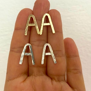 Gold Alphabet Initialen Ohrstecker, Howlith Türkis Buchstaben Ohrstecker, Ein Monogramm Ohrstecker, Geschenk unter 50 Bild 3