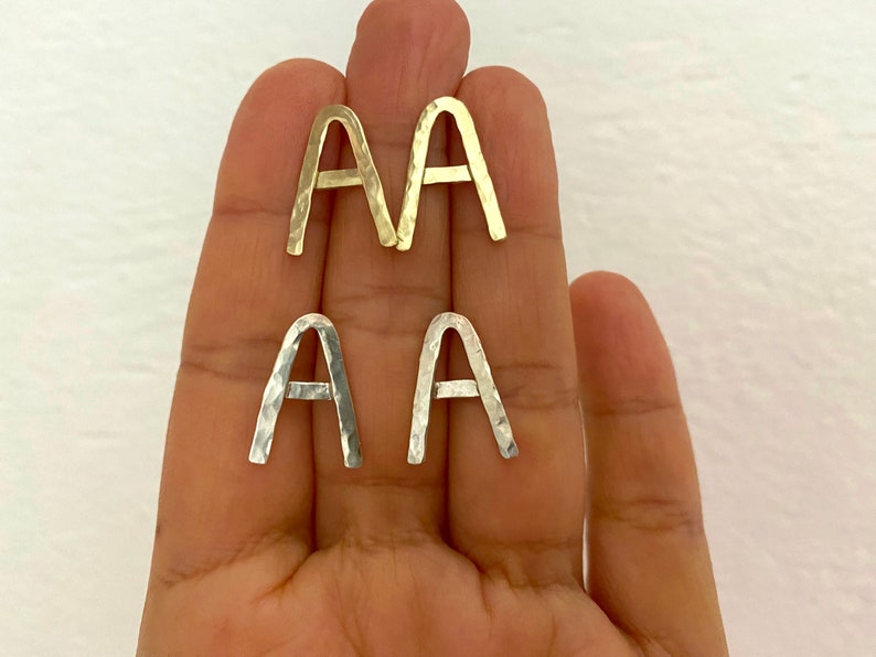 Gold Alphabet Initialen Ohrstecker, Howlith Türkis Buchstaben Ohrstecker, Ein Monogramm Ohrstecker, Geschenk unter 50 Bild 3