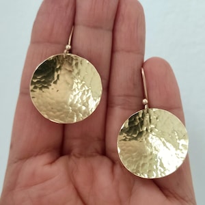 Hammered 1 inch gold disc earrings, concave hook large circle earrings, minimalist and geometric gold dott earrings