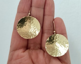 Gehämmerte 1-Zoll-Goldscheibenohrringe, konkave Hakenohrringe mit großem Kreis, minimalistische und geometrische Goldohrringe mit Punkten