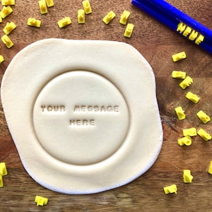 Juego de sellos de letras A-Z 0-9, 73 piezas (tamaño 7 mm, 1/4 pulgada) para galletas personalizadas, pasteles, fondant de glaseado, arcilla y masa de sal.