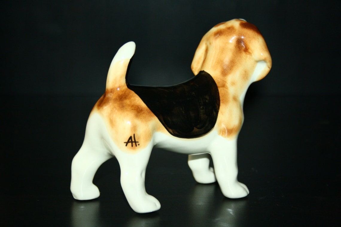 beagle dog figurine