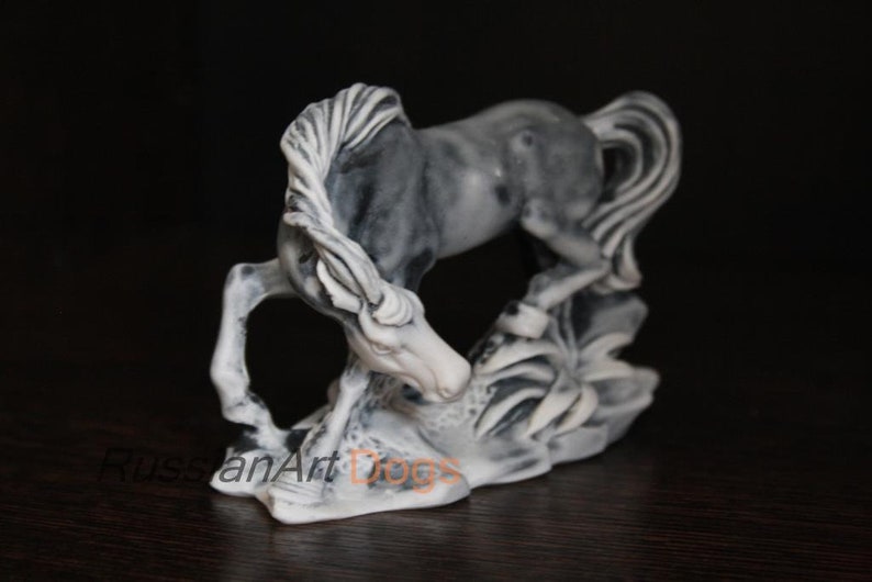 Figurine horse mustang of the marble chips statuette
