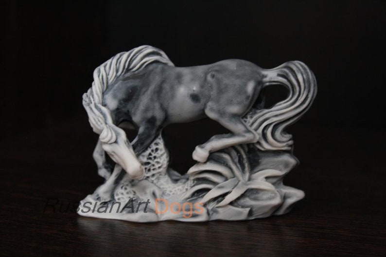 Figurine horse mustang of the marble chips statuette