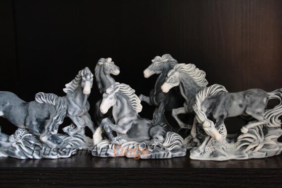 Figurine horse mustang  of the marble chips statuette