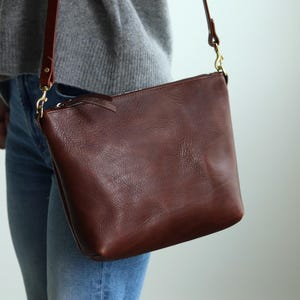 Sac à bandoulière en cuir marron foncé | Sac en cuir au tannage végétal | Sac bandoulière | Sac à bandoulière en cuir | Sac personnalisé