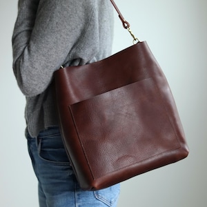 porté épaule en cuir marron foncé | Sac hobo en cuir | Sac seau | sac minimaliste | Sac fait main | Sac en cuir | Sac personnalisé