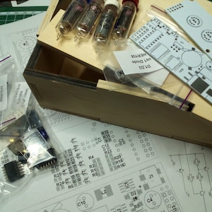 Nixie-Röhrenuhr-Bausatz 2.3 mit IN-16-Röhren in Holzbox