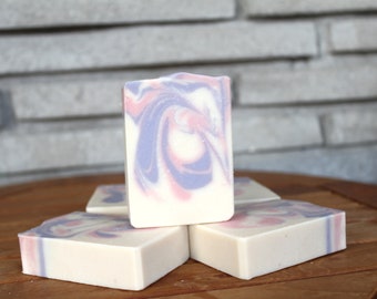 Lilac Prosecco scented handmade soap. Artisan made bar soap for hands and body. Great handmade gift for women, fiancee. Palm free savon.