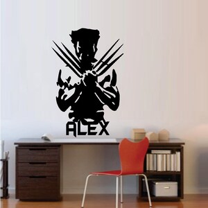 Peut inclure: Sticker mural noir et blanc représentant une silhouette de Wolverine avec ses griffes déployées, avec le nom "ALEX" imprimé en dessous.