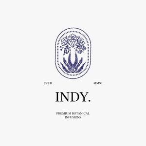 Puede incluir: Un logotipo azul y blanco para una empresa llamada "INDY." El logotipo presenta un diseño estilizado de helecho y flor dentro de un marco ovalado. El texto "EST.D" y "MMXI" aparecen debajo del logotipo, y el texto "PREMIUM BOTANICAL INFUSIONS" aparece debajo del nombre de la empresa.