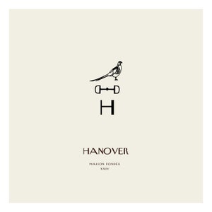 Pode incluir: Cartão creme com uma ilustração preta de um faisão, um freio e a letra "H". A palavra "HANOVER" é impressa abaixo, com "MAISON FONDÉE XXIV" abaixo. O design é simples e elegante.