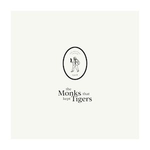 Puede incluir: Gráfico color crema con un emblema ovalado negro que presenta una figura sosteniendo plantas, el texto "Sapa Mountain Vietnam 1908". Debajo, las palabras "the Monks that kept Tigers" están impresas en negro.