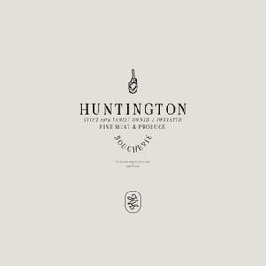 Puede incluir: Logotipo de Huntington Boucherie, una carnicería familiar desde 1976. El diseño presenta un icono estilizado de cuchillo de carnicero sobre el nombre, con las palabras "Fine Meat & Produce" debajo. El logotipo es negro sobre fondo crema.