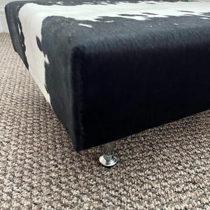 Reposapiés de piel de vaca, taburete tapizado, pelo sobre piel, hogar y vida. imagen 5