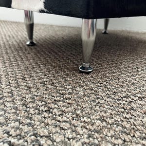 Reposapiés de piel de vaca, taburete tapizado, pelo sobre piel, hogar y vida. imagen 7