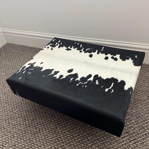 Reposapiés de piel de vaca, taburete tapizado, pelo sobre piel, hogar y vida. imagen 4