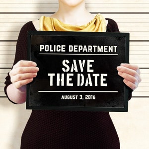 Save the date druckbar. Photobooth Requisiten Mugshot Schild, Partydekoration. Goldenes 20er Jahre Party Schild, Vintage Hochzeit. Tolle Gatsby Party Deko