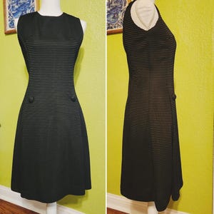 1960s vintage sleeveless mod black shift dress 60s knee length small