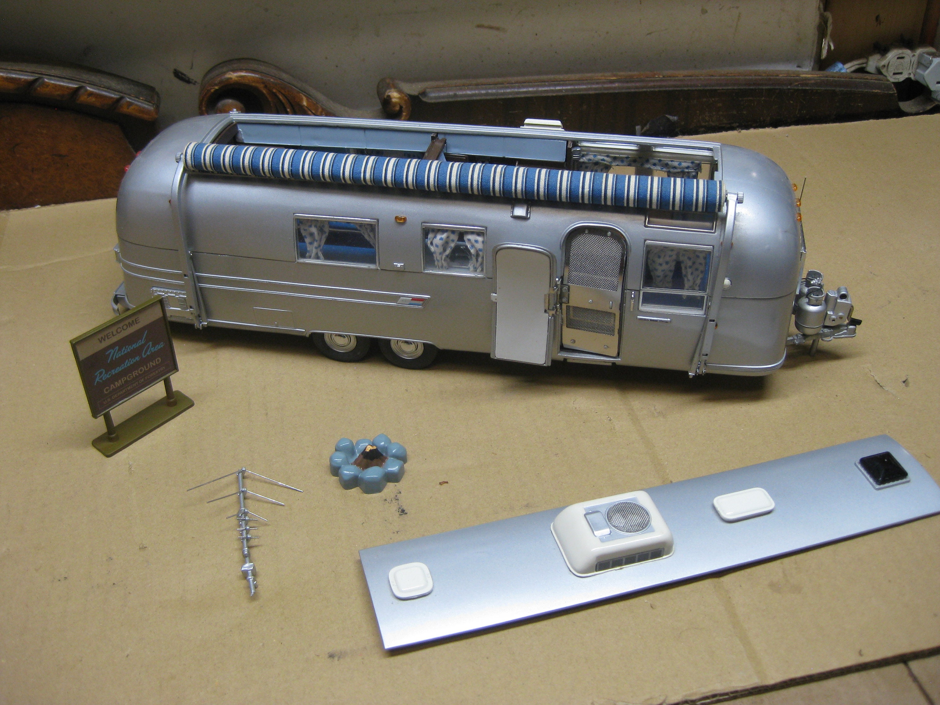 1/24 Scale Franklin Mint 1968 Airstream Land Yacht Travel