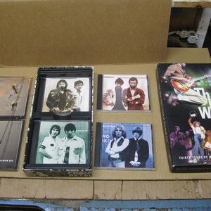 Könnte beinhalten: Ein Box-Set der The Who-Musiksammlung "Thirty Years of Maximum R&B". Das Box-Set enthält eine DVD, eine CD und ein Buch. Die DVD zeigt eine Live-Konzertperformance, während die CD eine Auswahl der größten Hits der Band enthält. Das Buch enthält Fotos und Liner Notes zur Geschichte der Band.
