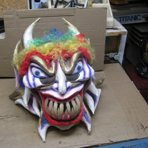 Masque de clown effrayant personnalisé / fait à la main - Masque d'Halloween / Mardi Gras - Papier mâché / Résine plastique