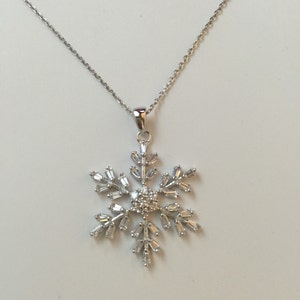 Snowflake necklace，snowflake pendant necklace，925 sterling silver CZ snowflake pendant necklace