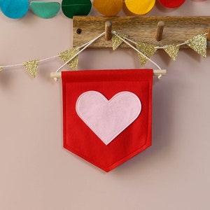 Mini faixa de coração de feltro, flâmula inicial, decoração de parede do berçário, quarto infantil, prateleira, decoração, presente de dia dos namorados