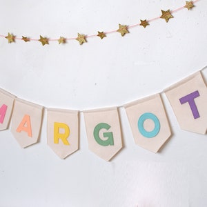 Pastel Rainbow naam vlaggenlijn Gepersonaliseerde kinderkamer vlaggenlijn Aangepaste naambanner Kinderkamer decor Vilten feestslinger afbeelding 2