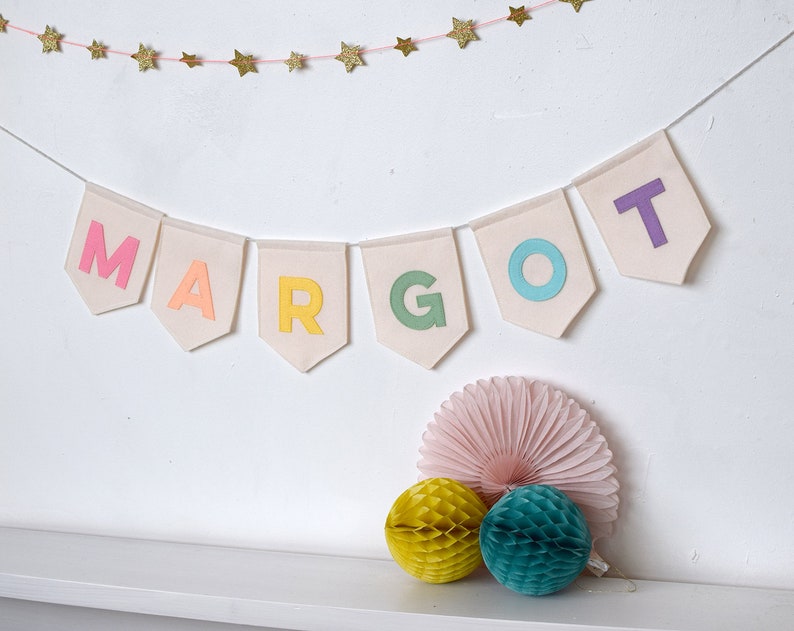 Pastel Rainbow naam vlaggenlijn Gepersonaliseerde kinderkamer vlaggenlijn Aangepaste naambanner Kinderkamer decor Vilten feestslinger afbeelding 5