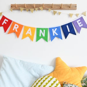 Striscione colorato con nome per la cameretta dei bambini o la sala giochi. Regalo per neonati