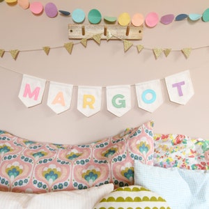 Pastel Rainbow naam vlaggenlijn Gepersonaliseerde kinderkamer vlaggenlijn Aangepaste naambanner Kinderkamer decor Vilten feestslinger afbeelding 8