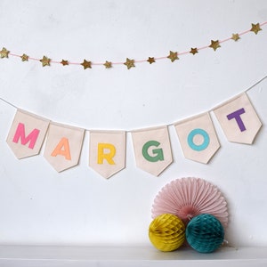 Pastel Rainbow naam vlaggenlijn Gepersonaliseerde kinderkamer vlaggenlijn Aangepaste naambanner Kinderkamer decor Vilten feestslinger afbeelding 1