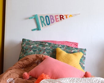 Aangepaste vilten naamvlag: kinderkamerdecoratie