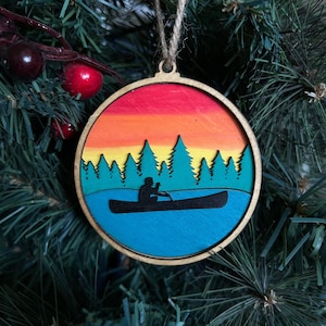 Ornamento per canoa al tramonto in legno fatto a mano - Design paesaggistico rustico Ornamento in legno regalo per esterni regalo per escursioni in kayak amante dei cani in canoa