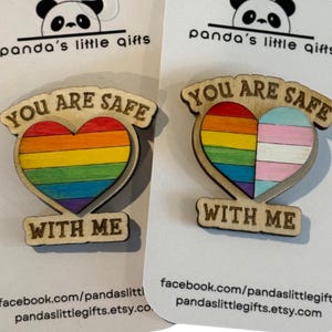 「あなたは私と一緒にいれば安全」LGBTプライドピン 手作りLGBTハートピン ゲイプライド木製 レズビアン レインボー ゲイ エンビー ノンバイナリー トランス バイセクシャル